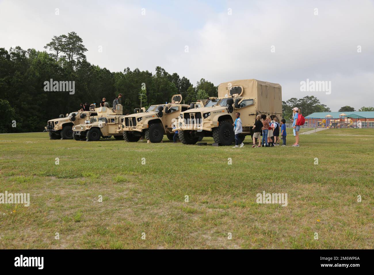 Schüler der Johnson Primary School nehmen an einem Karrieretag zu Ehren des Military Appreciation Day Teil, der von der Schule und mehreren Einheiten der Einrichtung der Johnson Primary School im Marine Corps Base Camp Lejeune, 6. Mai 2022, ausgerichtet wird. Freiwillige vom Combat Logistics Battalion 2, 8. Engineer Support Battalion und der Provost Marshal Office brachten den Schülern durch Fahrzeugtouren und Waffendemonstrationen verschiedene Aspekte ihrer jeweiligen Karriere im Marinekorps bei. Stockfoto