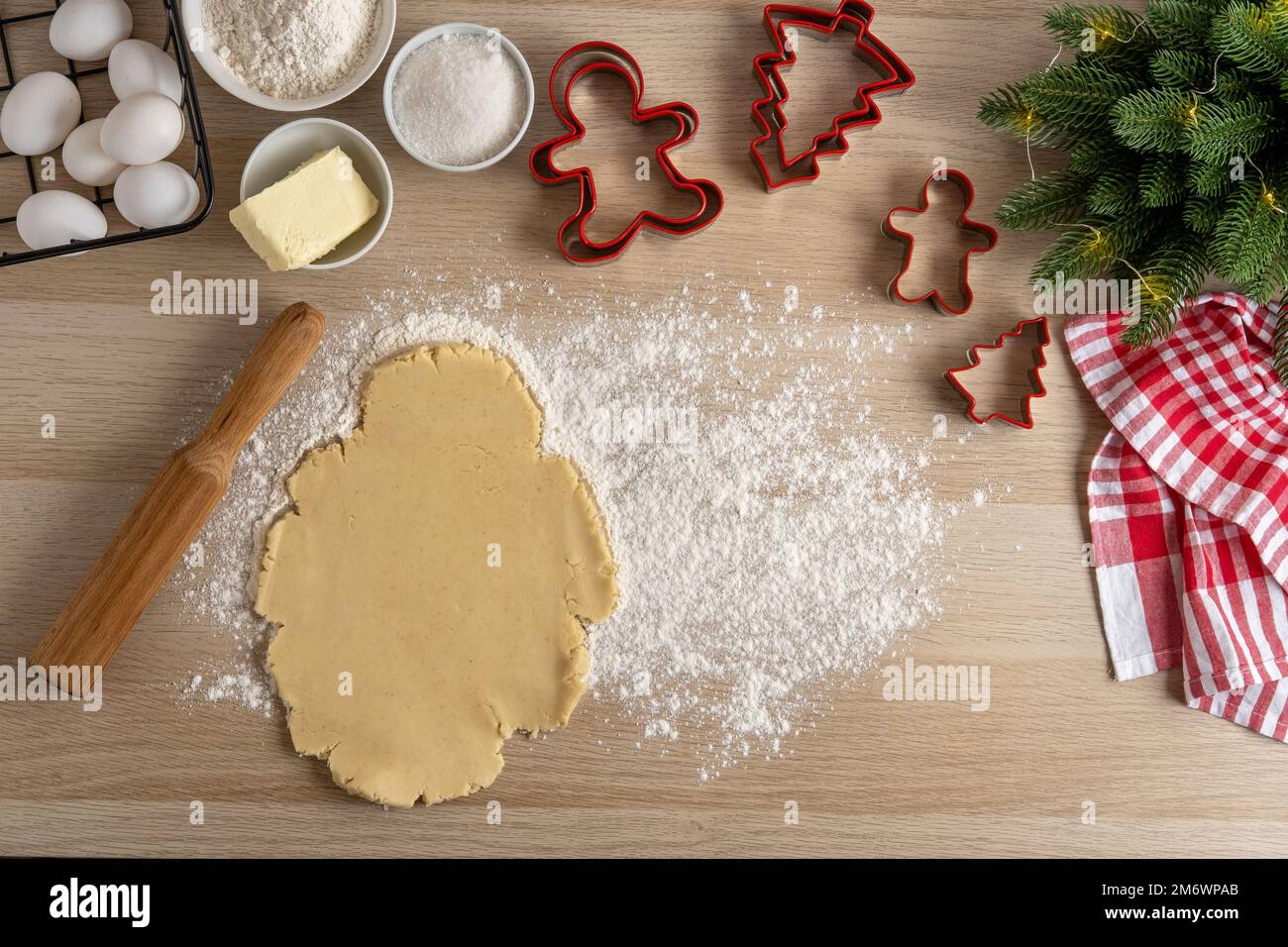 Gerollter Teig für Lebkekse. Wir machen Weihnachtskekse aus traditionellen Zutaten für Lebkekse. Chri Stockfoto