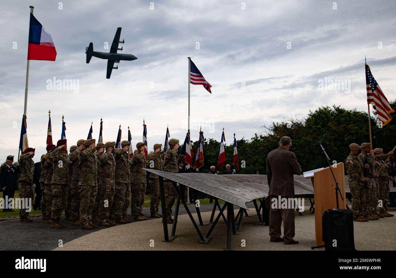 Am 5. Juni 2022, USA Armeesoldaten mit dem 75. Ranger-Regiment und Militärvertreter aus Frankreich salutieren bei einer Zeremonie zum Gedenken an die Schlacht von Pointe du Hoc, Frankreich, die Teil der DDay-Landungen am 6. Juni 1944 war. Die Zeremonie war Teil einer einwöchigen Feier zur Erinnerung an die Opfer, die während des Zweiten Weltkriegs gebracht wurden, und an die alliierten Bemühungen, die Normandie, Frankreich, von Achsenmächten zu befreien. Stockfoto