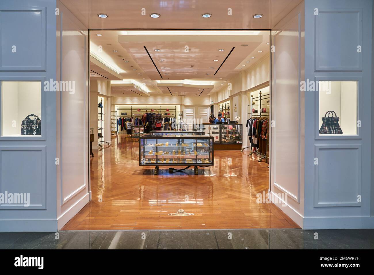 SHENZHEN, CHINA - CIRCA NOVEMBER 2019: Eintritt zum Vivienne Westwood Store in Shenzhen. Stockfoto