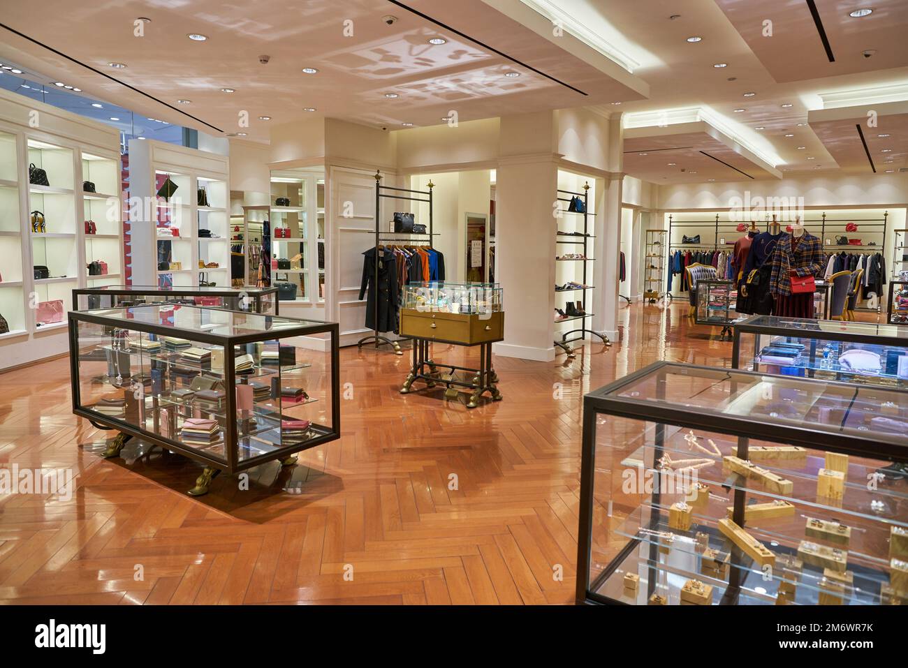 SHENZHEN, CHINA - CIRCA NOVEMBER 2019: Innenaufnahme des Vivienne Westwood Store in Shenzhen. Stockfoto