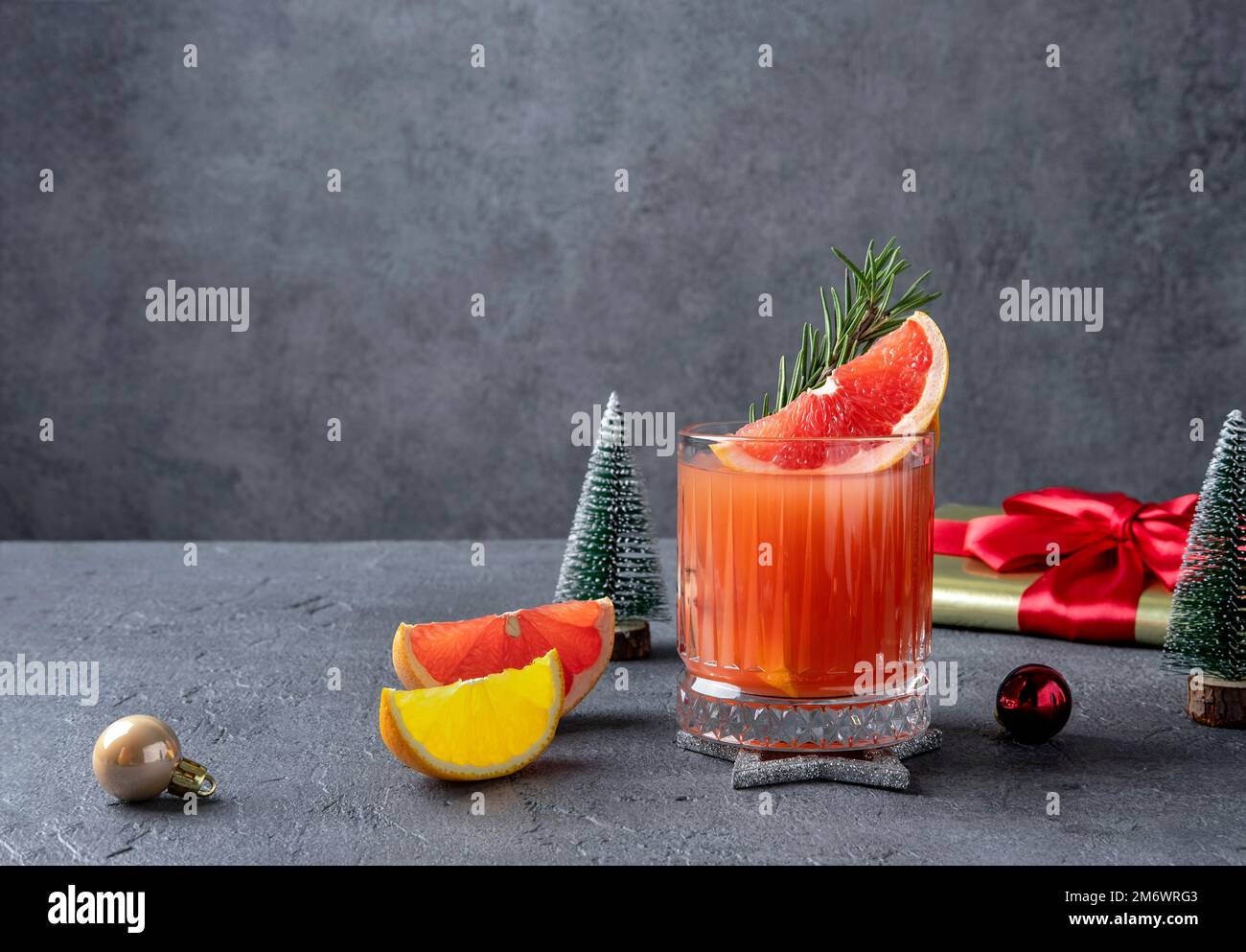 Festlicher Zitrustequila-Cocktail mit Grapefruit. Weihnachtsgetränke. Stockfoto