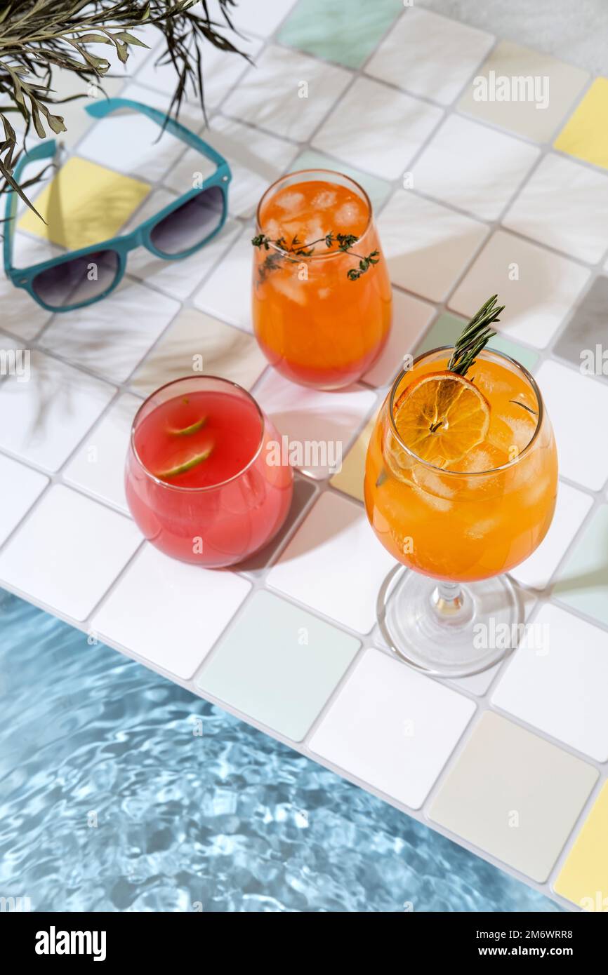 Drei Ñolorful tropische Cocktails am Rand des Swimmingpools. Sommerurlaub- und Reisekonzept. Exotische Sommergetränke. Stockfoto