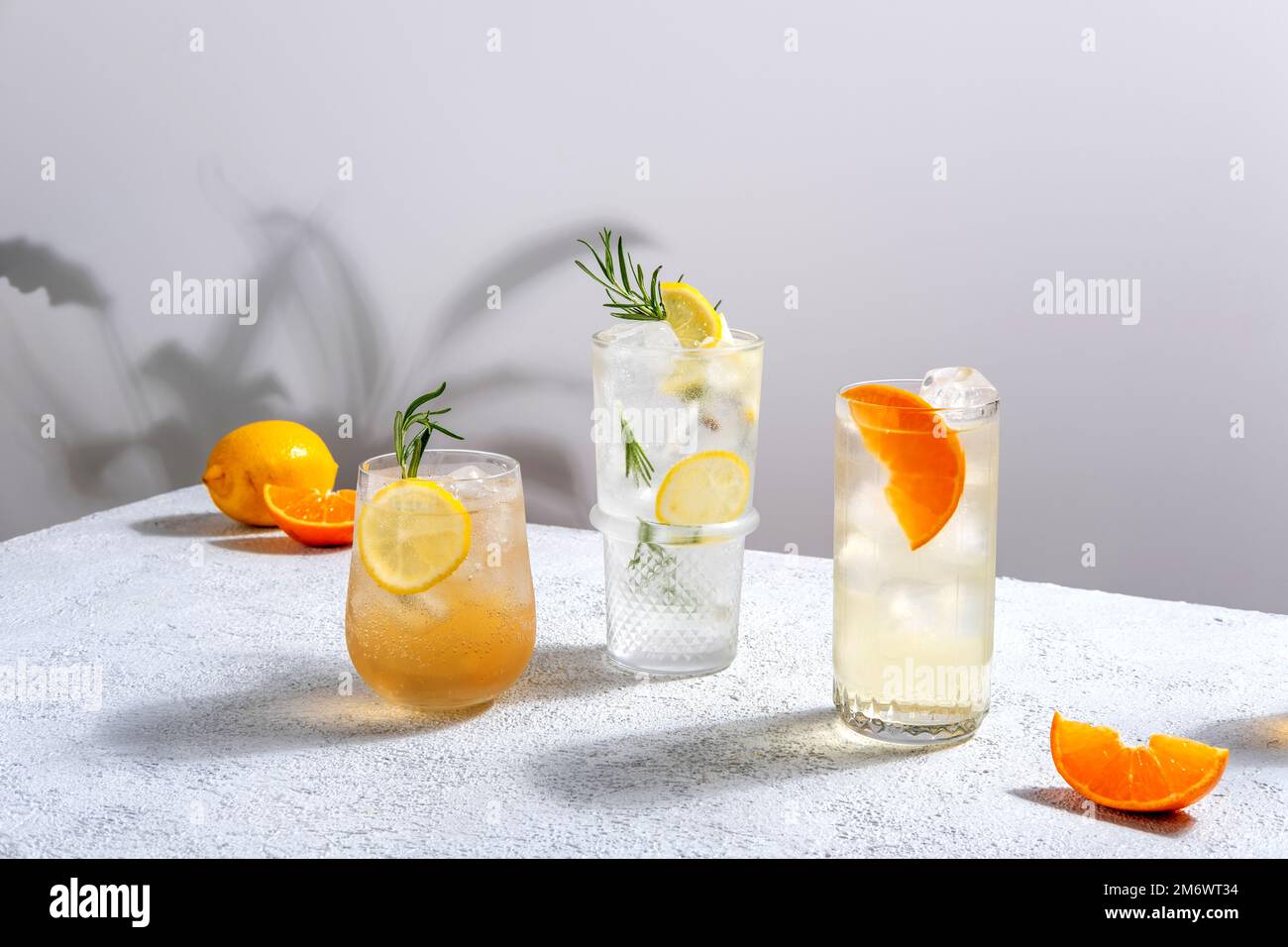 Drei lebendige und funkelnde alkoholische Punsch ist perfekt für Sommerversammlungen. Bunte Cocktails in Gläsern. Frischer Holiday drin Stockfoto