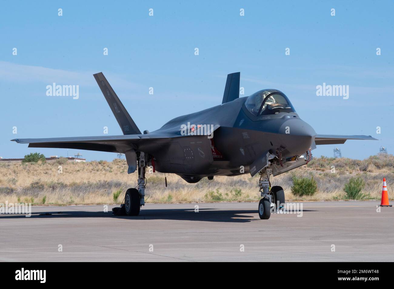 Ein F-35A Lightning II vom 388. Fighter Wing, Hill Air Force Base, Utah, parkt auf der Fluglinie 7. Mai 2022, auf dem Holloman Air Force Base, New Mexico. Das F-35A Lighting II Demo Team ist einer von vielen Künstlern auf der Holloman Legacy of Liberty Air Show und dem Open House 2022. Stockfoto