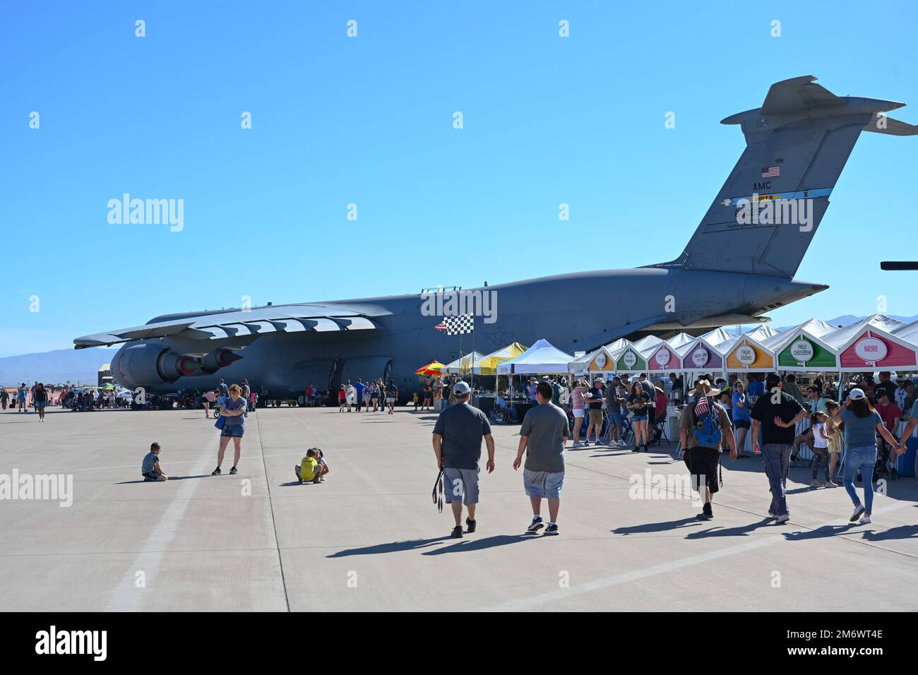 Gäste der Holloman Legacy of Liberty Air Show 2022 und Open House begeben sich auf den Weg um die Fluglinie, während die Air Show am 7. Mai 2022 auf dem Luftwaffenstützpunkt Holloman, New Mexico beginnt. Die Flugschau ist die größte Veranstaltung in Holloman in den letzten 11 Jahren und die erste Holloman Flugschau in den letzten vier Jahren. Stockfoto