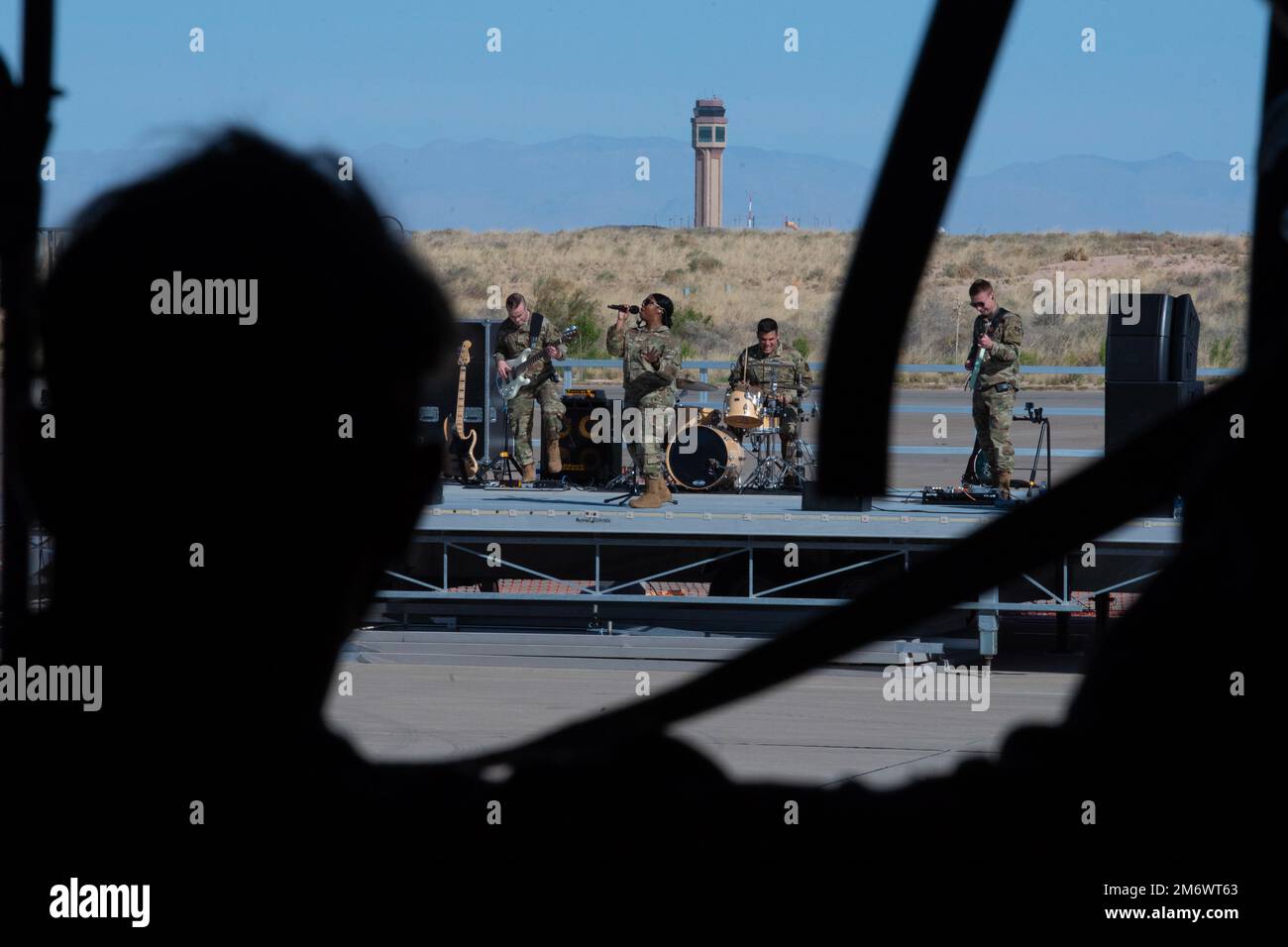 Die USA Die Air Force Academy Band tritt am 7. Mai 2022 auf dem Luftwaffenstützpunkt Holloman in New Mexico auf. Die Band nutzt die Macht der Musik, um die Helden unserer Nation zu ehren, das Personal der Air Force und die Nation, der sie dienen, zu inspirieren und Millionen von Menschen weltweit die Exzellenz der Air Force zu vermitteln. Stockfoto