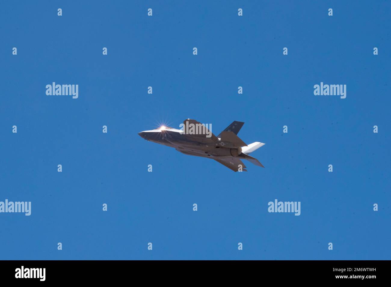 A aus dem 388. Fighter Wing, Hill Air Force Base, Utah, tritt während der Holloman Legacy of Liberty Air Show 2022 und Open House am 7. Mai 2022 auf dem Holloman Air Force Base, New Mexico auf. Das F-35A Lightning II Demonstrationsteam demonstriert die USA Die neuesten Kampffähigkeiten der Air Force der fünften Generation auf Flugshows im ganzen Land. Stockfoto