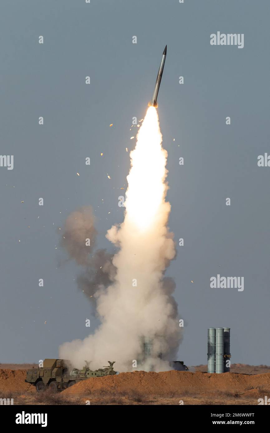 Abschuss einer militärischen Flugabwehrrakete. Stockfoto