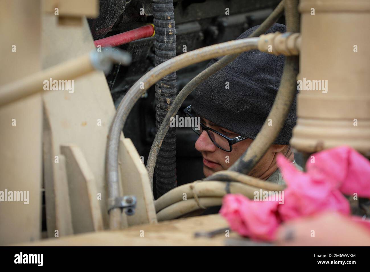 PFC. Camden Frazier, Mechaniker für Radfahrzeuge der E Forward Support Company, 21. Brigade Engineer Battalion, 3. Brigade Combat Team, 101. Airborne Division (Luftangriff), befindet sich während der Division Training Density in Fort Knox, KY, am 7. Mai 2022 in der Klemme, um ein Militärfahrzeug zu reparieren. Der Zweck dieser Schulung besteht darin, eine dezentralisierte Schulungsdichte der Abteilung aus verteilten Außendienstumgebungen durchzuführen, um die Bereitschaft zu verbessern und gleichzeitig Kommunikations- und Nachhaltigkeitssysteme über große Entfernungen hinweg zu betonen. Stockfoto