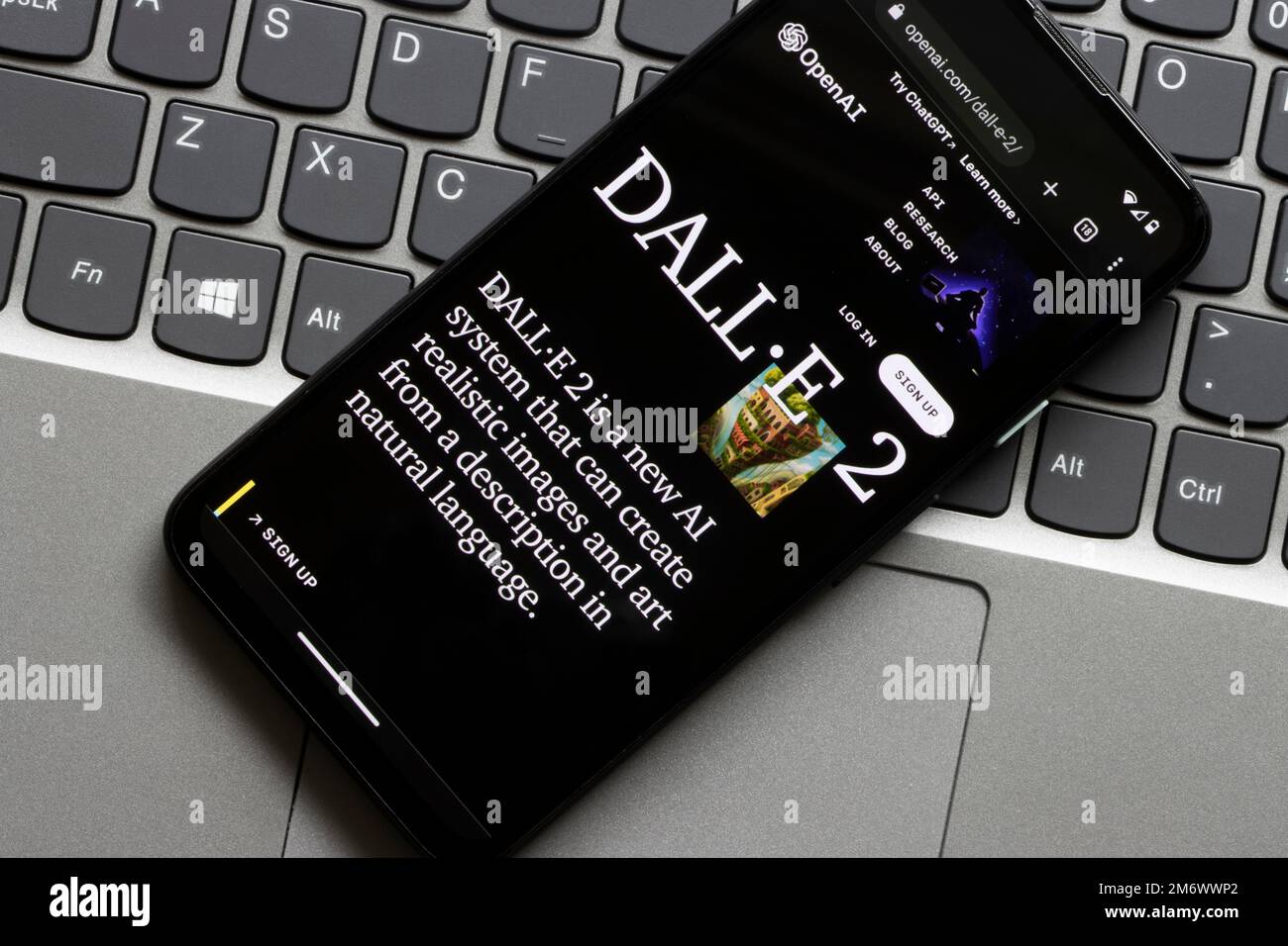 Webseite VON DALL·E 2, einem neuen von OpenAI entwickelten KI-System, das realistische Bilder und Kunst aus einer Beschreibung in natürlicher Sprache erstellen kann, ist auf... Stockfoto