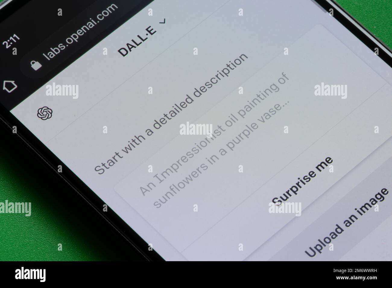 Die Benutzeroberfläche VON DALL·E 2, einem von OpenAI entwickelten KI-System, das realistische Bilder und Kunst aus einer Beschreibung in natürlicher Sprache erzeugt, wird angezeigt... Stockfoto