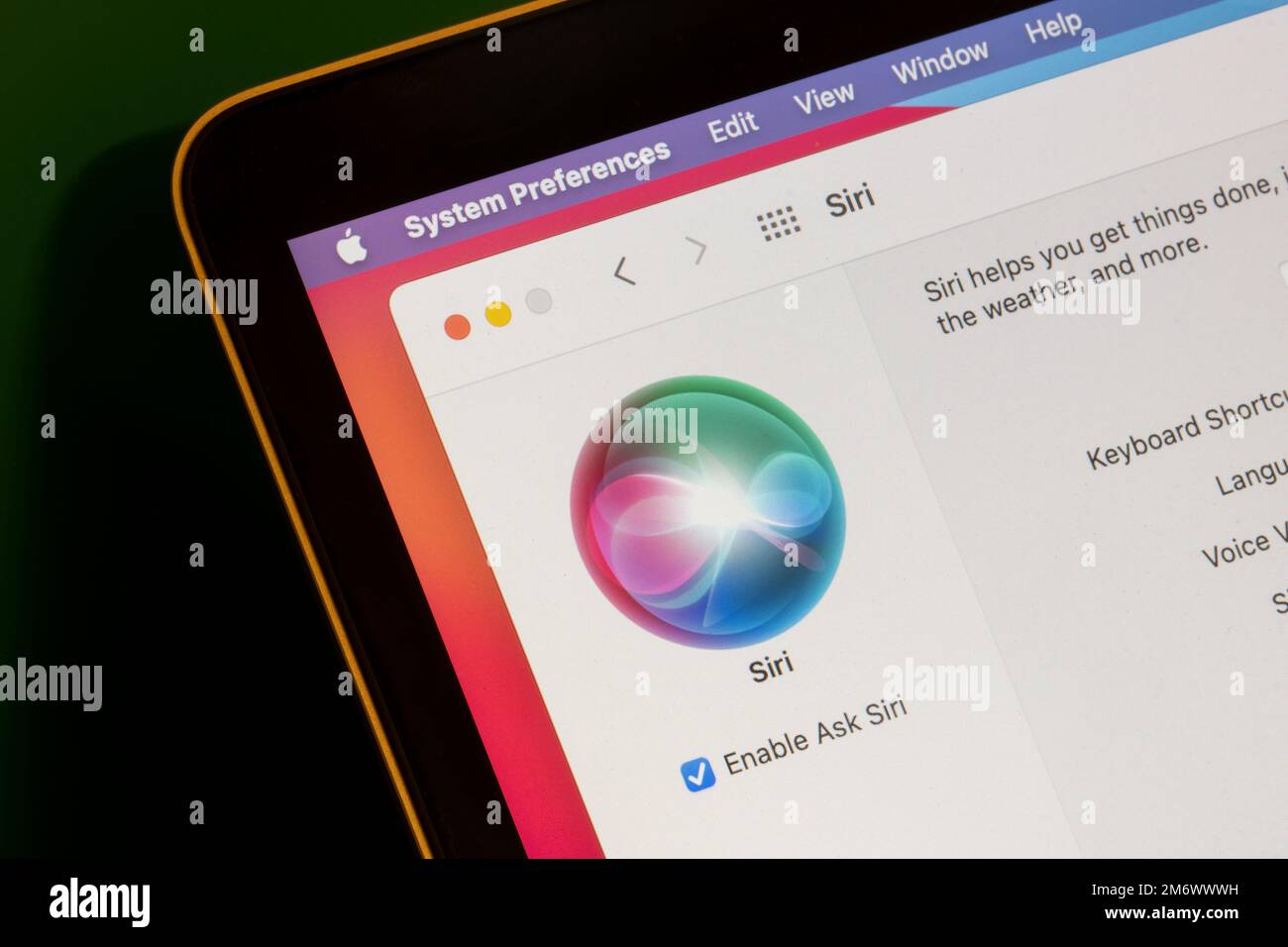 Die Siri-Einstellungsseite wird auf einem MacBook Air Laptop in den Systemeinstellungen angezeigt. Stockfoto