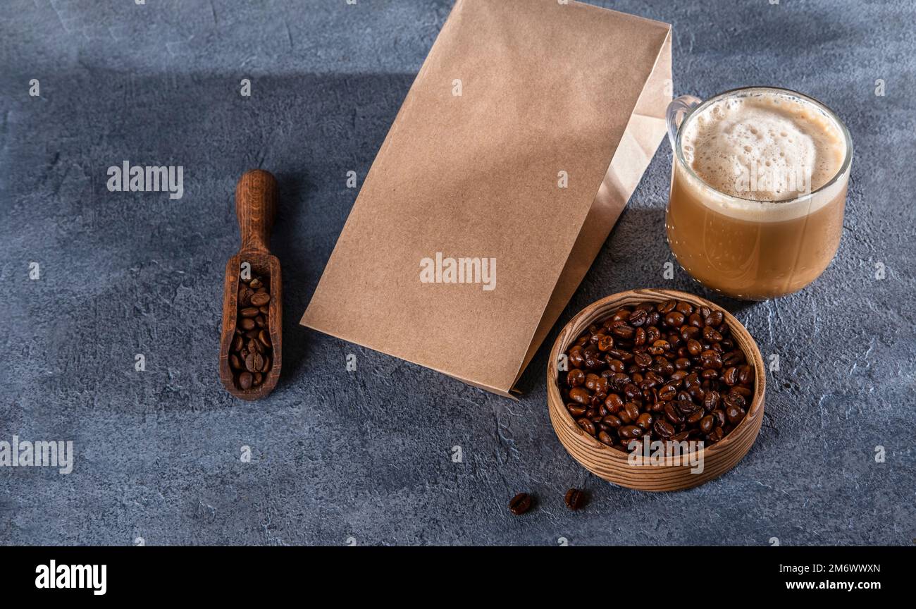 Modell der Kaffeeridentität. Leere braune Craft-Tasche mit Kaffeebohnen und einer Tasse Kaffee. Vorlage für Verpackungsmodell für Logo, br Stockfoto