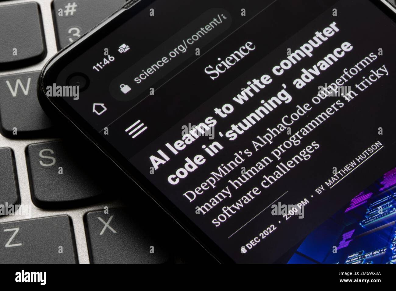 Ein Artikel über die Fortschritte von DeepMind im Bereich Computercode durch KI ist auf der Website des Science Journal auf einem Smartphone zu sehen. Stockfoto