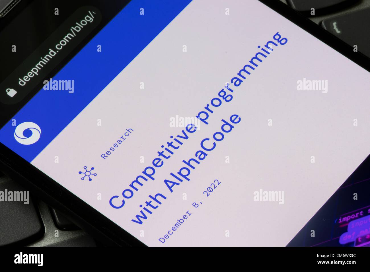 Ein Blog über AlphaCode wird auf der Website von DeepMind auf einem Smartphone angezeigt. AlphaCode ist ein KI-Codierungssystem, das darauf abzielt, wettbewerbsfähige Programmierungen zu lösen... Stockfoto