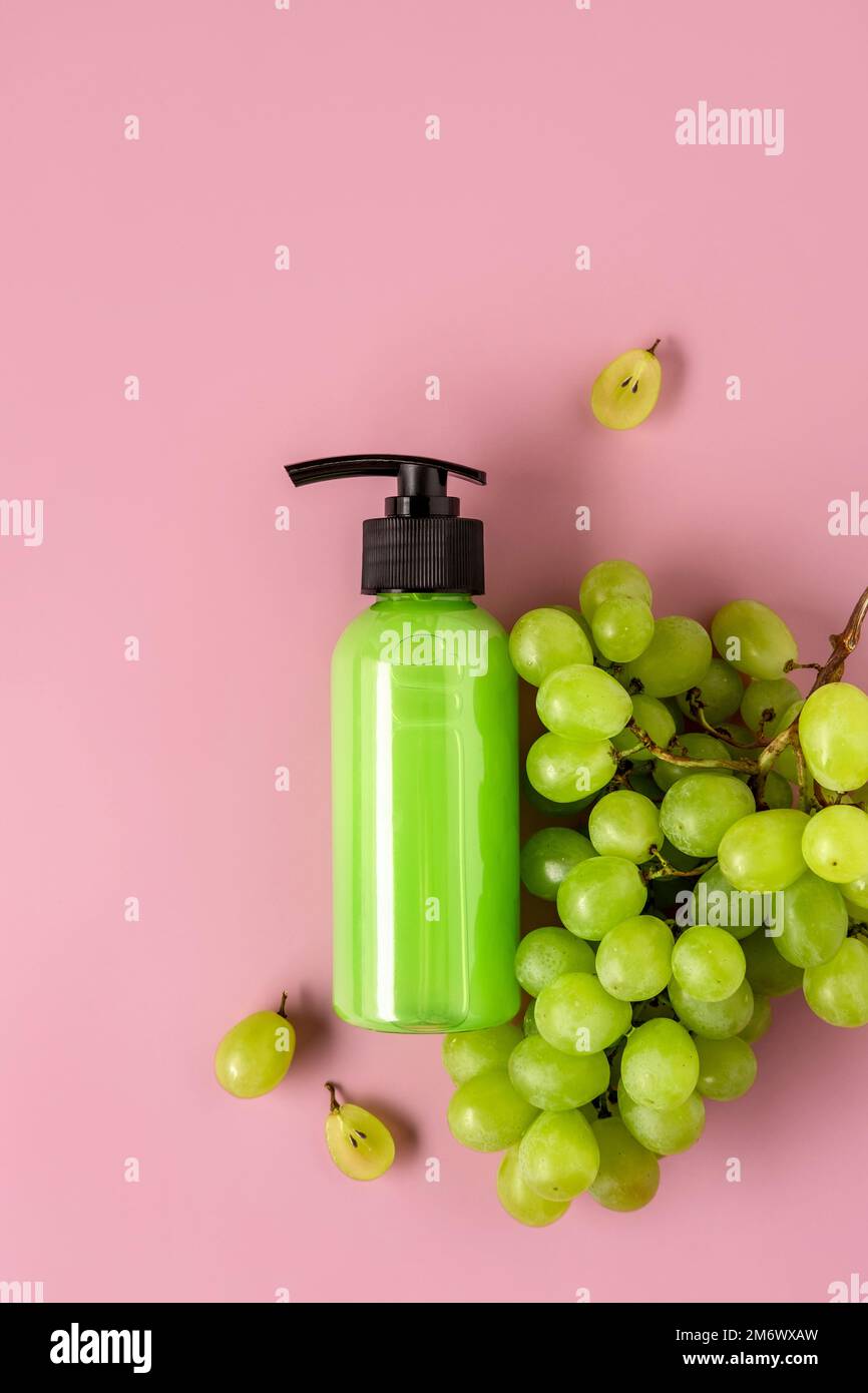 Grüne Modellflasche zum Branding mit Traubenöl. Hautpflegemittel. Stockfoto