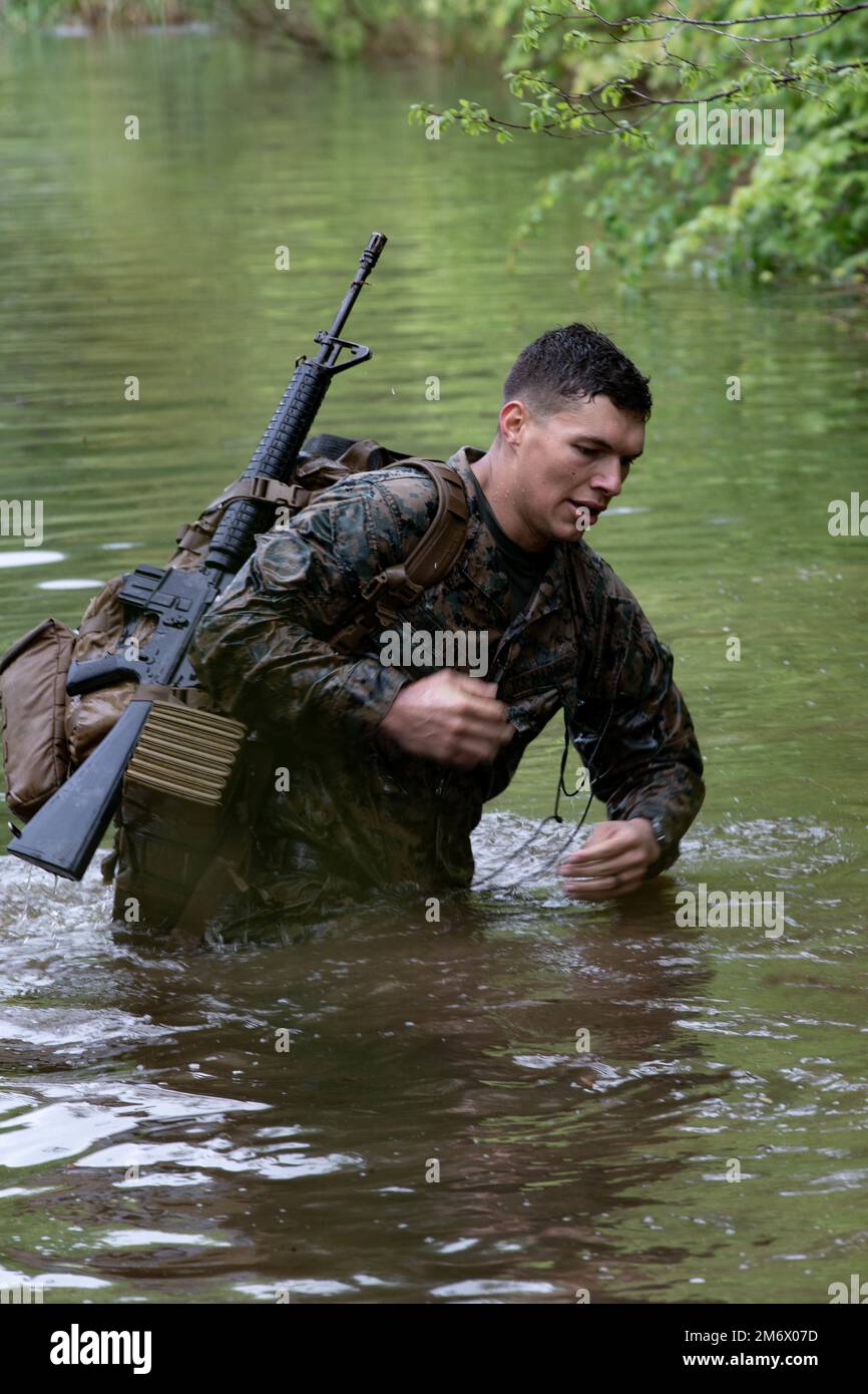 USA Marinekorps Sergeant Connor Patlan, ein akademischer Hauptlehrer am Marine Combat Training Bataillon, School of Infantry East, und ein Einheimischer aus San Marcos, Kalifornien, führt während der Iron Mike Challenge 2022 an der Grundschule auf der Marinekorps Basis Quantico, Virginia, am 7. Mai 2022 eine Evakuierung von Wasseropfern durch. Die Teilnehmer des Marine Corps haben eine Strecke von 20 km zurückgelegt und dabei mehrere Herausforderungen hinsichtlich physischer und zentraler Fähigkeiten bewältigt. Stockfoto