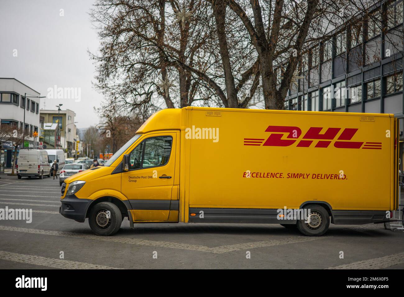 Neuwied, Deutschland - 17. Dezember 2021: Lieferwagen von DHL, Parkplatz in einer Fußgängerzone Stockfoto