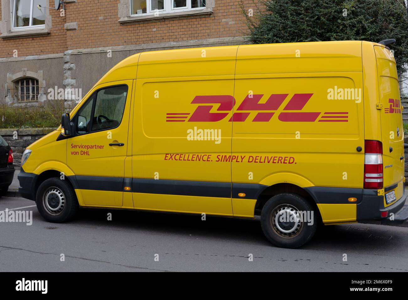 Neuwied, Deutschland - 17. Dezember 2021: Lieferwagen von DHL parken Stockfoto