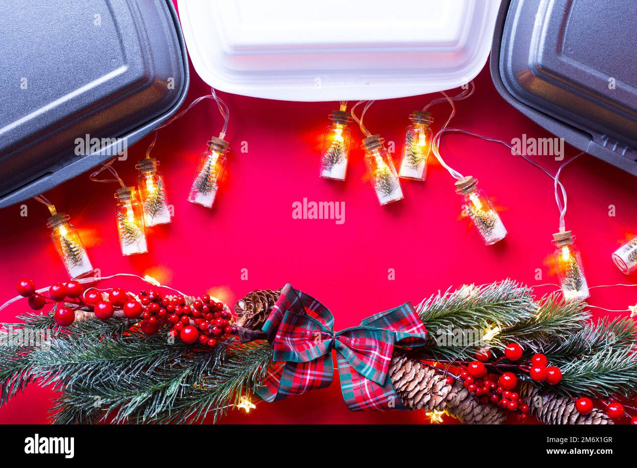 Weihnachtsdekor von Speisenbehältern. Silvester-Aktion. Gebrauchsfertige Bestellung, Einwegkunststoff und pape Stockfoto