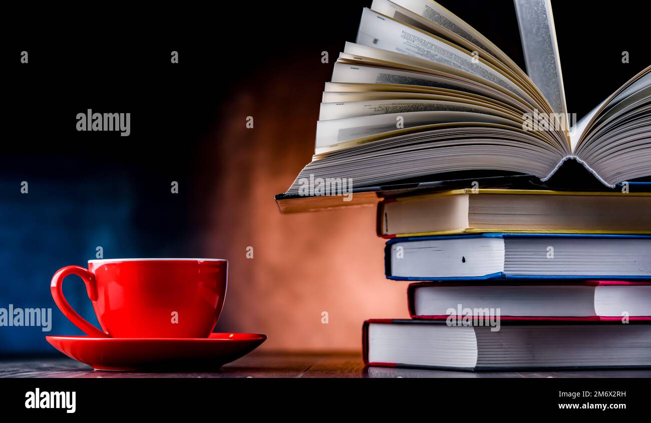 Eine Komposition mit Büchern und einer Tasse Kaffee. Stockfoto