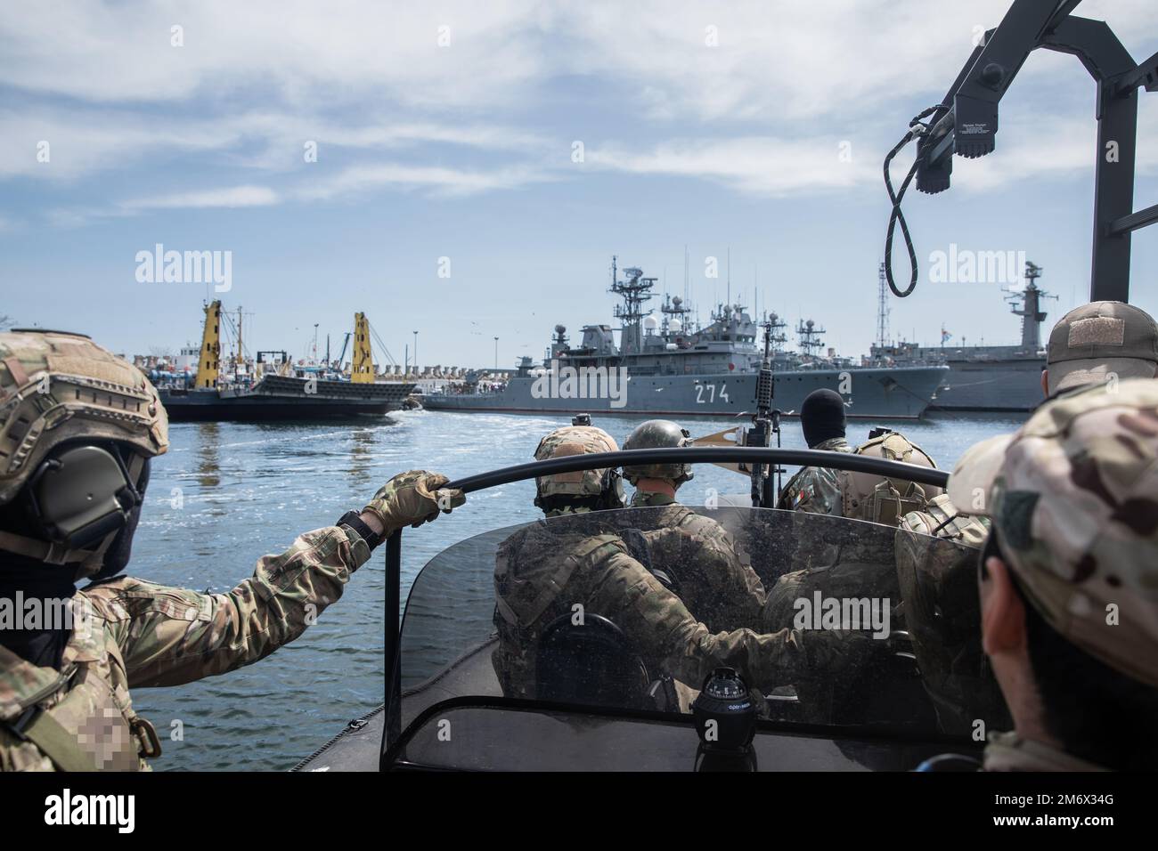 Rumänische Mitglieder der Sondereinsatzkräfte der Marine (NAVSOF) warten darauf, dass sie während des Boarding, Such- und Beschlagnahmungstrainings in Constanta (Rumänien) im Mai 07,2022 eine Hakenleiter benutzen, um an Bord eines Schiffes zu klettern. Die von der rumänischen NAVSOF veranstaltete Schulung erlaubte den USA Naval Special Warfare (SEALS) die Chance, an Bord eines rumänischen Navy-Schiffs zu trainieren. Der trojanische Fußabdruck ist die wichtigste Übung der Spezialeinsatzkräfte in Europa, die sich darauf konzentriert, die militärische Bereitschaft zu stärken, Vertrauen zu schaffen und dauerhafte Beziehungen aufzubauen, die Frieden und Stabilität in ganz Europa fördern. Stockfoto