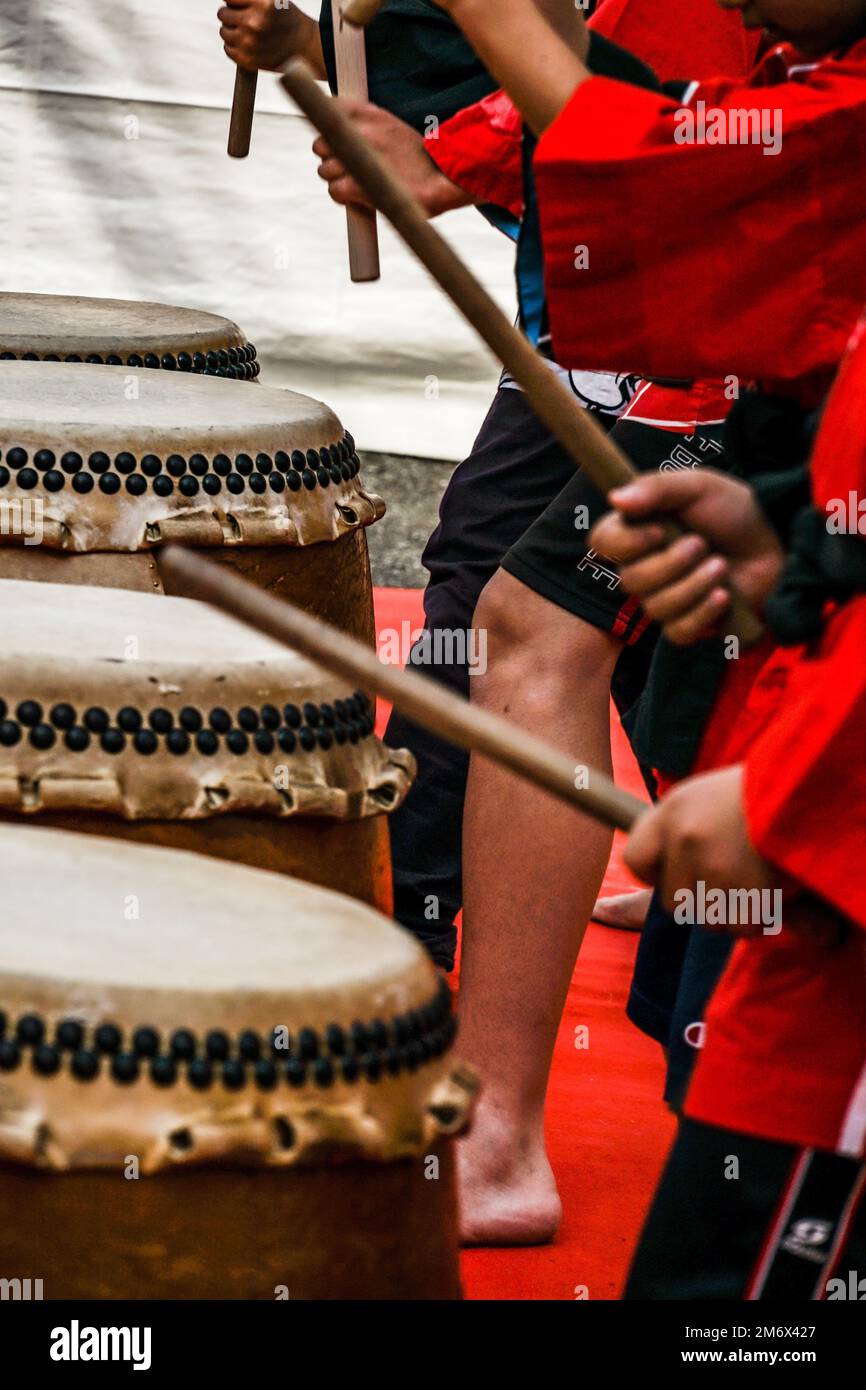 Bilder von Kindern, die den Taiko getroffen Stockfoto