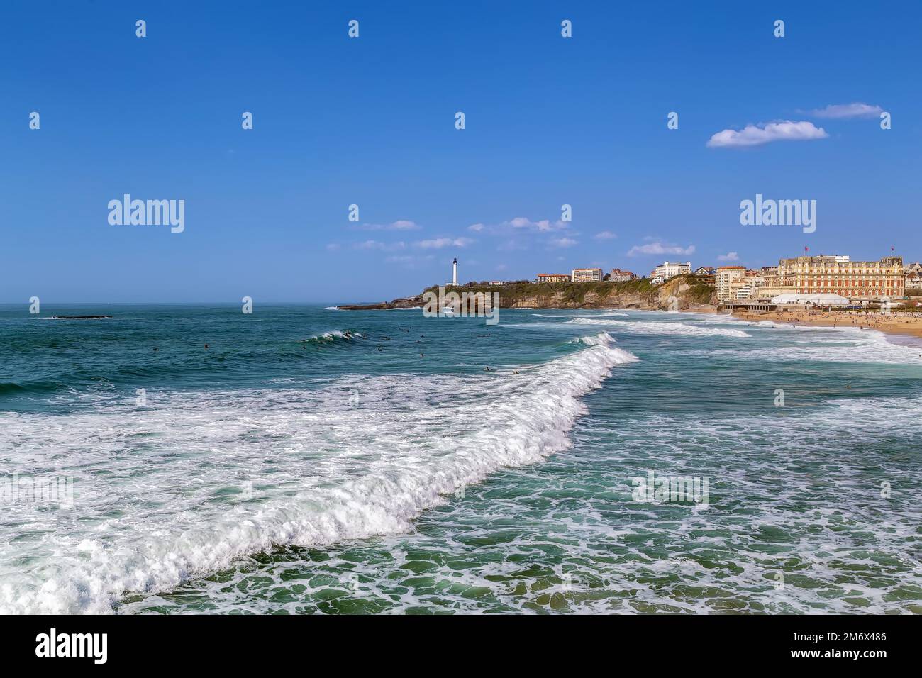 Wellen am Strand in Biarritz, Frankreich Stockfoto