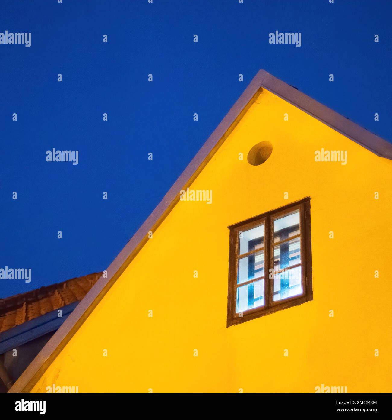 Zagreb gelbes Haus am Abend mit dunkelblauem Himmel Stockfoto