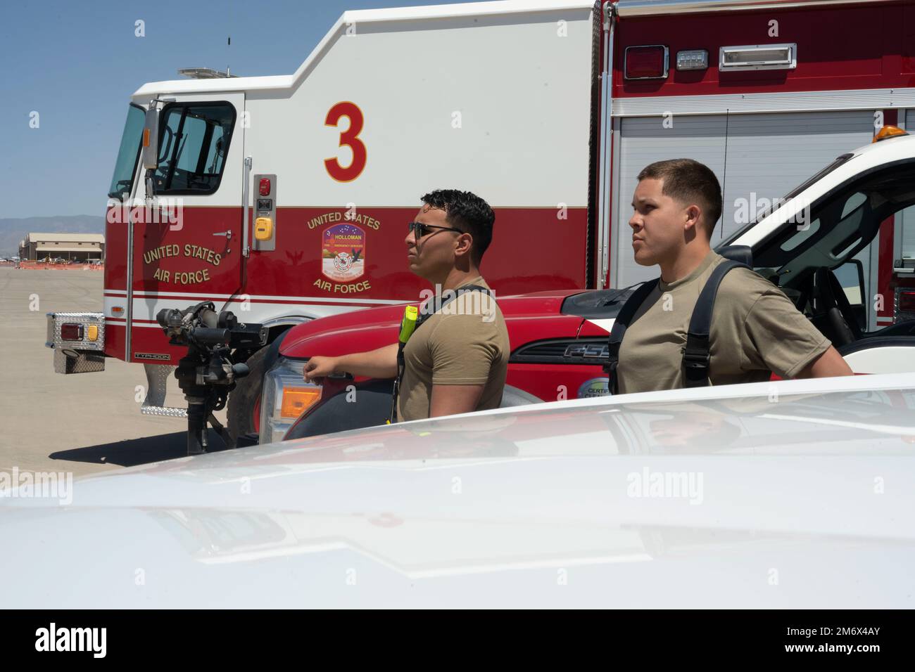 (Von links nach rechts) Staff Sgt. Joseph Vargas, 49. Civil Engineer Squadron Fire Fighter, und Staff Sgt. Christopher Gonzalez, 49. CES Fire Fighter, beobachten Sie die 2022 Legacy of Liberty Air Show and Open House, 8. Mai 2022, auf dem Luftwaffenstützpunkt Holloman, New Mexico. Die Flugschau hatte über 22.000 Besucher an zwei Tagen. Stockfoto