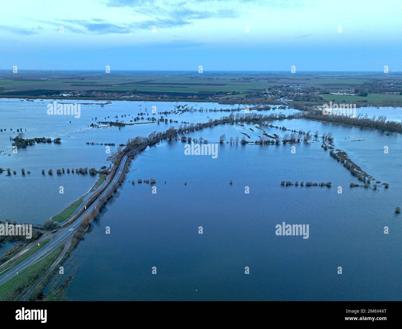 Die Welney Wash füllt sich mit Flutwasser, während die Pegel des Old Bedford Flusses und des Flusses Delph nach kürzlichem Regen steigen, in Welney, Cambridgeshire, am 1. Januar 2023. Stockfoto