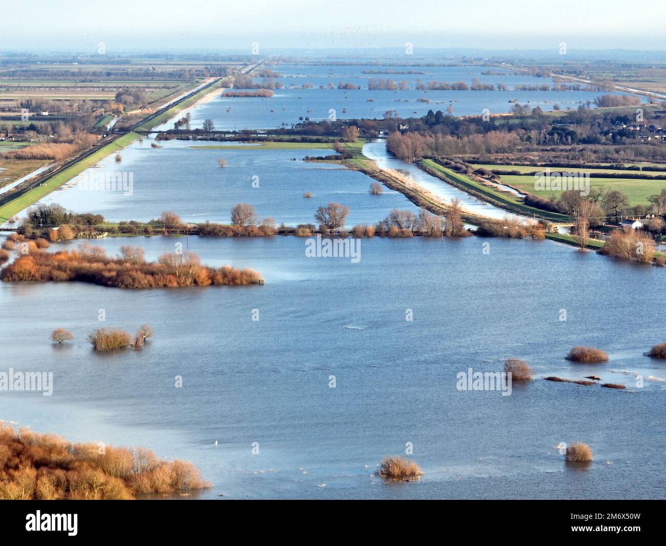 Die Niveaus des Flusses Great Ouse in der Nähe von Sutton, Cambridgeshire, sind sehr hoch nach den jüngsten starken Regen und Schnee, da die Umweltbehörde Hochwasserwarnungen für viele Teile des Bezirks ausgegeben hat. Stockfoto