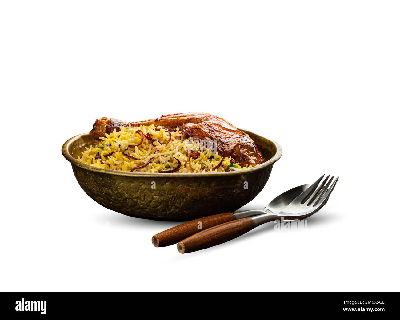 Indisches Biryani-Huhn mit Basmati-Reis, isoliert auf weißem Hintergrund Stockfoto
