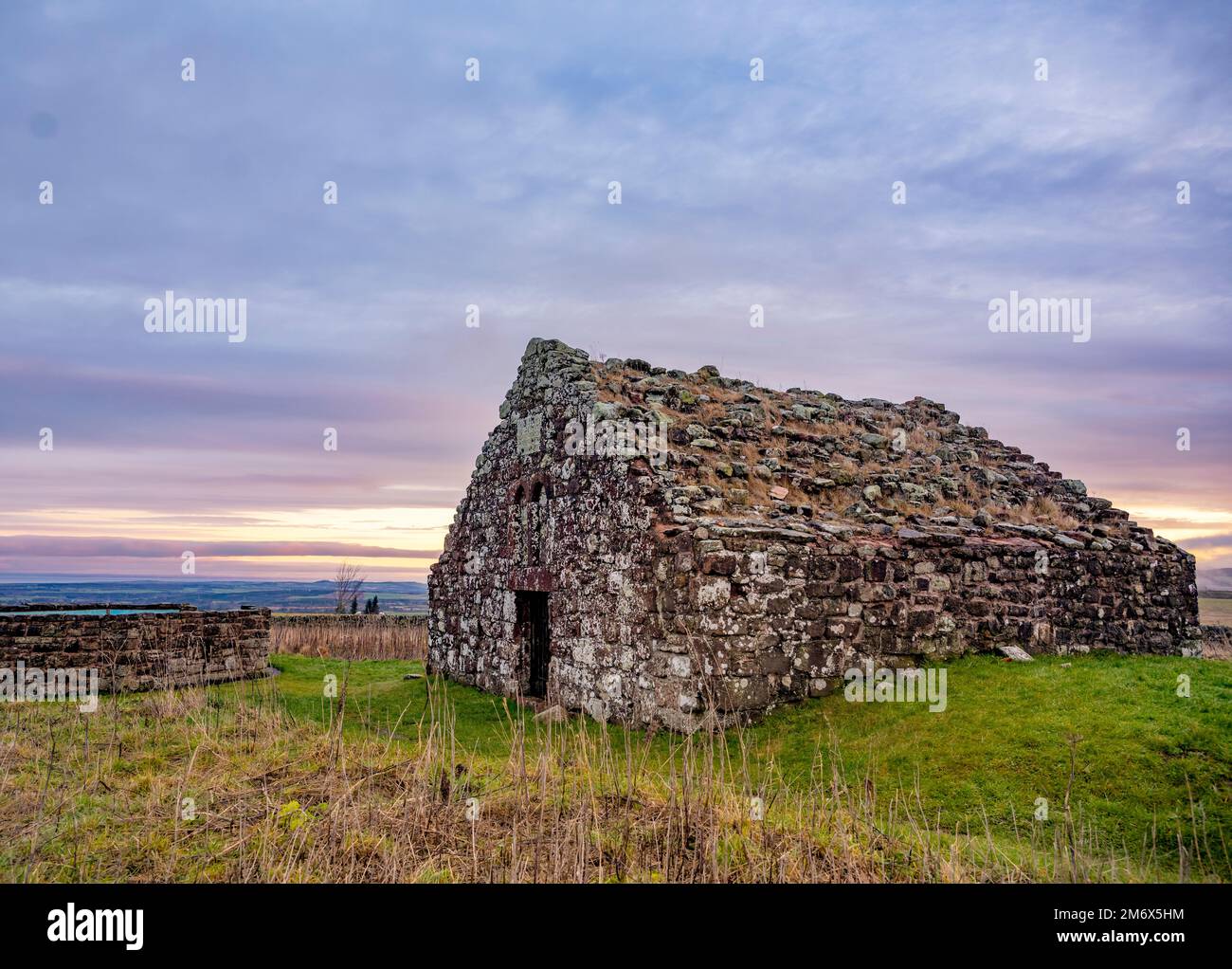 5. Januar 2022 Wetter in Großbritannien, Schottland. Sutra, Schottische Grenzen. Der Soutra-Gang nicht weit von Fala, ist die Überreste des Hauses der Heiligen Dreifaltigkeit, eine Kirche, die Teil eines Komplexes war, bestehend aus einem Krankenhaus und einer Friäre. Es liegt etwa auf halbem Weg zwischen Edinburgh und der Grenze Abbeys und wird von der damaligen wichtigsten Straße im Süden Schottlands bedient, der Dere Street, die von den Römern erbaut wurde, aber nach vielen Jahrhunderten immer noch die Hauptstraße südlich von Edinburgh ist. Film: Phil Wilkinson/alamy Live News Stockfoto