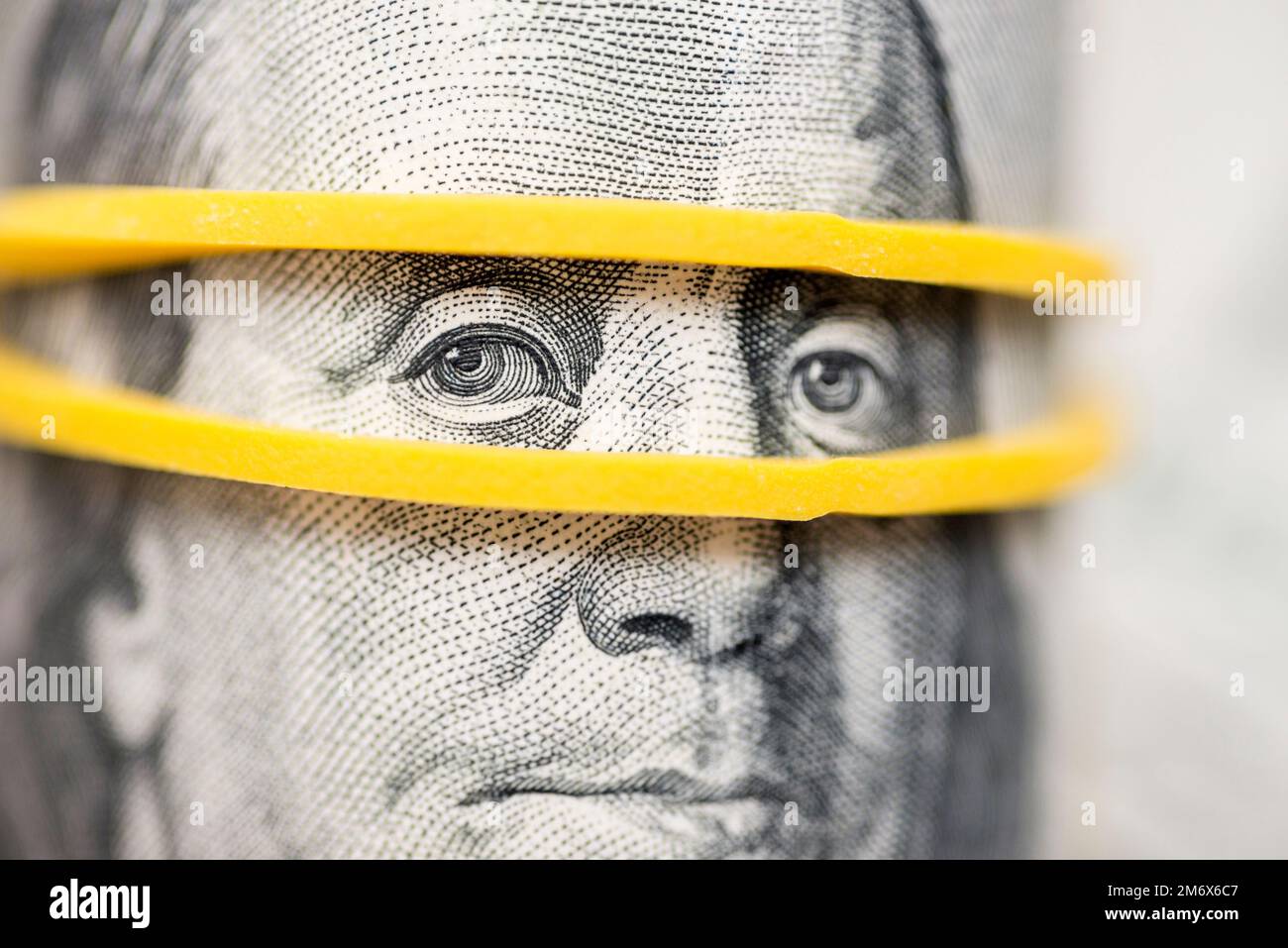 Benjamin Franklin's Look auf einem Hundert-Dollar-Schein mit Kaugummi markiert Stockfoto