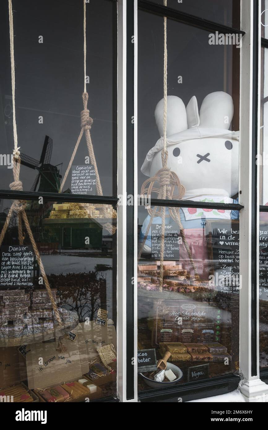 Zaandam, Niederlande, 10. Februar 2021: Schaufenster mit dem berühmten holländischen Kaninchen Miffy. Stockfoto