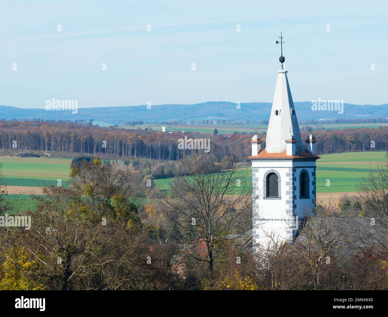 Blick auf Lutzmannsburg von einem Hügel im Burgenland Stockfoto
