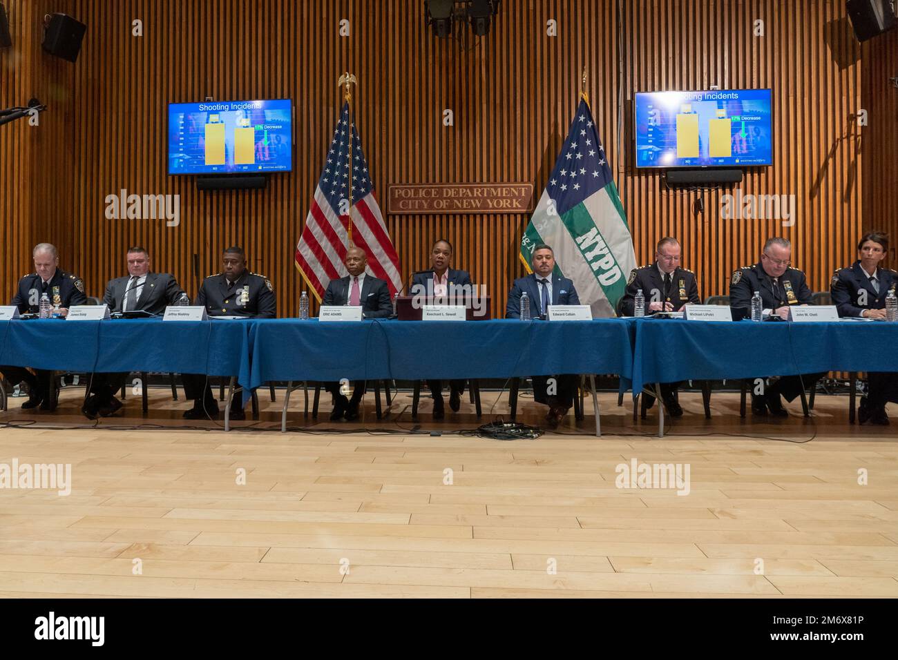 NEW YORK, NEW YORK - JANUAR 05: New York City Police Commissioner Keechant spricht am 5. Januar 2023 in New York City auf einer Pressekonferenz über Kriminalstatistik am Jahresende mit führenden NYPD-Beamten am 1 Police Plaza. Die Kriminalität ist nach wie vor höher als die Rekordstände des letzten Jahrzehnts, aber Bürgermeister Eric Adams, Polizeikommissar Keechant Sewell und eine Vielzahl von NYPD-Spitzenbeamten sagten, dass die Dinge in die richtige Richtung gehen, als sie die Kriminalstatistik zum Jahresende 2022 präsentierten. Stockfoto