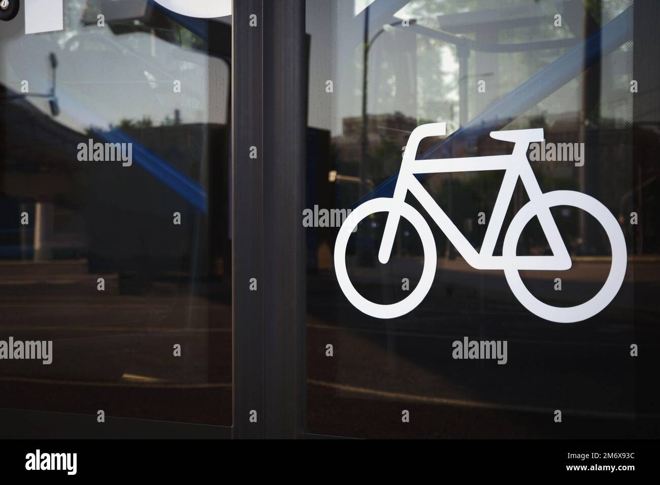 Ein Fahrradsymbol an einer Bustür Stockfoto