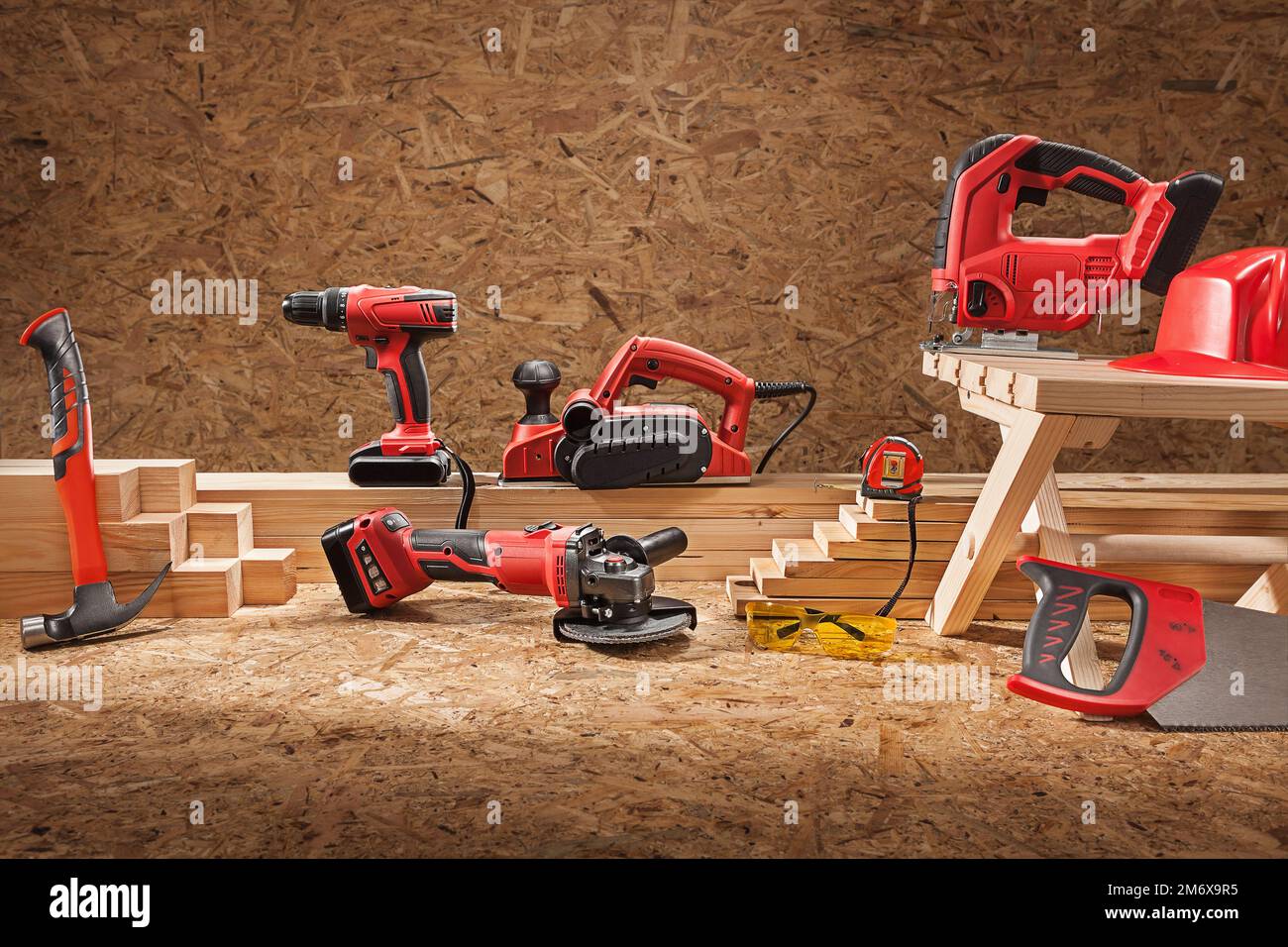 Satz Arbeitswerkzeuge. Handwerkzeugsatz Für Elektrische Zimmerleute. Auf Sperrholzhintergrund. Stockfoto