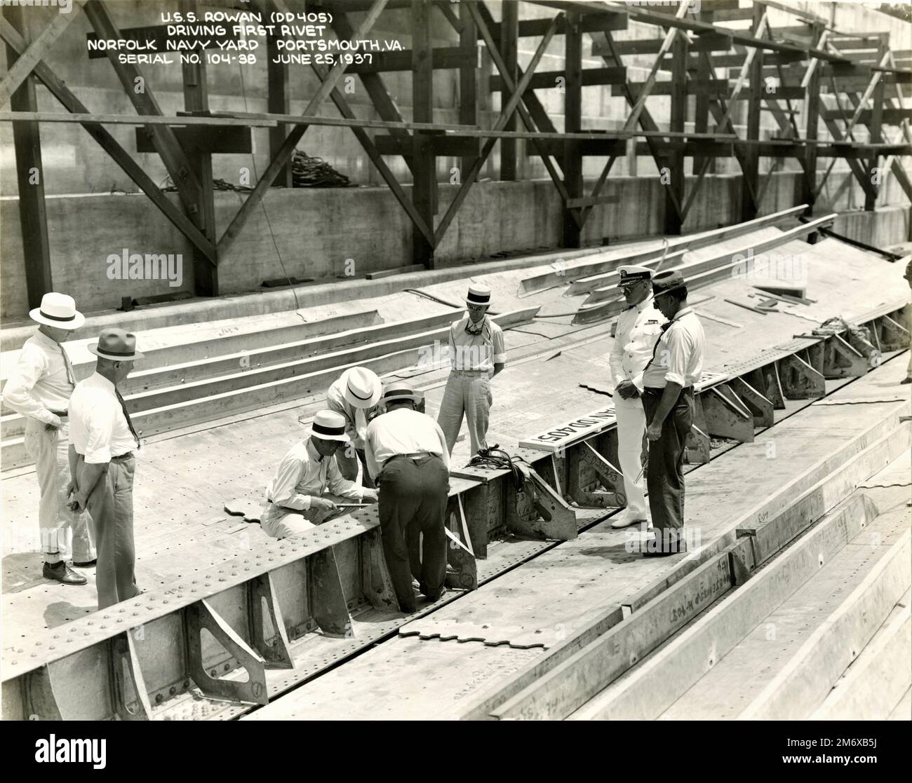 Foto von The NNSY Historical Archives - Driving First Rivet for USS Rowan (DD 405) 25. Juni 1937. Stockfoto