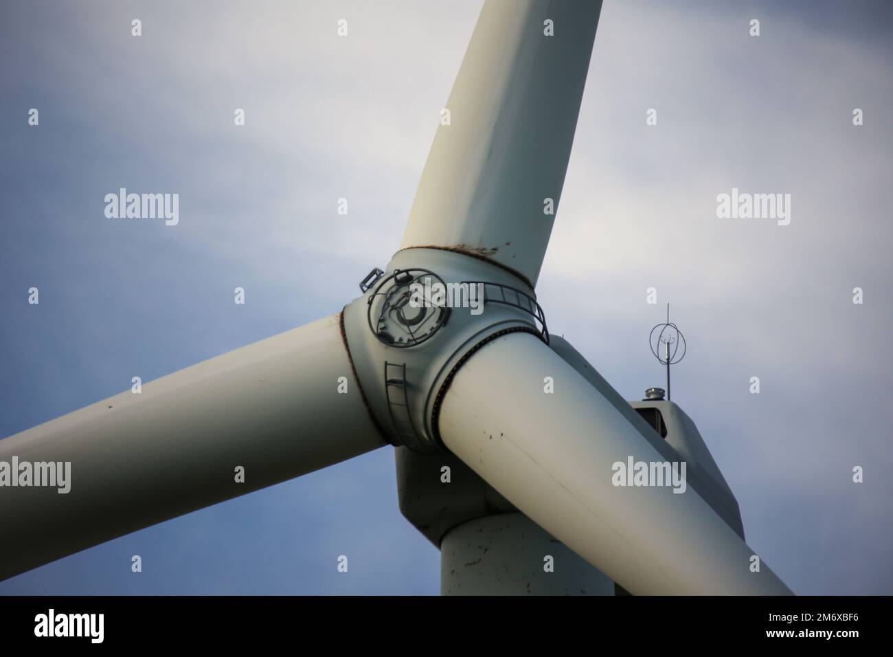 Nahaufnahme des Nabens einer Windturbine, einer Windturbine mit Turbine. Stockfoto