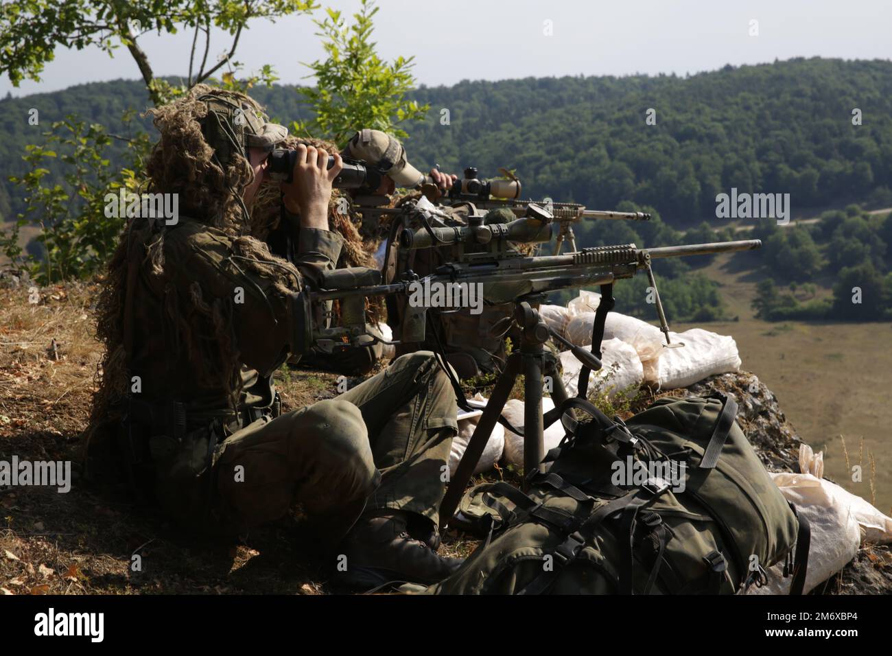 Ein Scharfschützenteam bereitet sich auf das Schießen während des Wettbewerbs des European Best Sniper Team am Hohenfels Training Area, Deutschland, am 5. August 2022 vor. Der jährliche European Best Sniper Team Competition findet in den USA statt Army Europe and Africa-Wettbewerb, bei dem Scharfschützen, körperliche Fähigkeiten und geistige Agilität getestet werden, während Beziehungen und Fähigkeiten zwischen Scharfschützenteams in ganz Europa entwickelt werden. Stockfoto