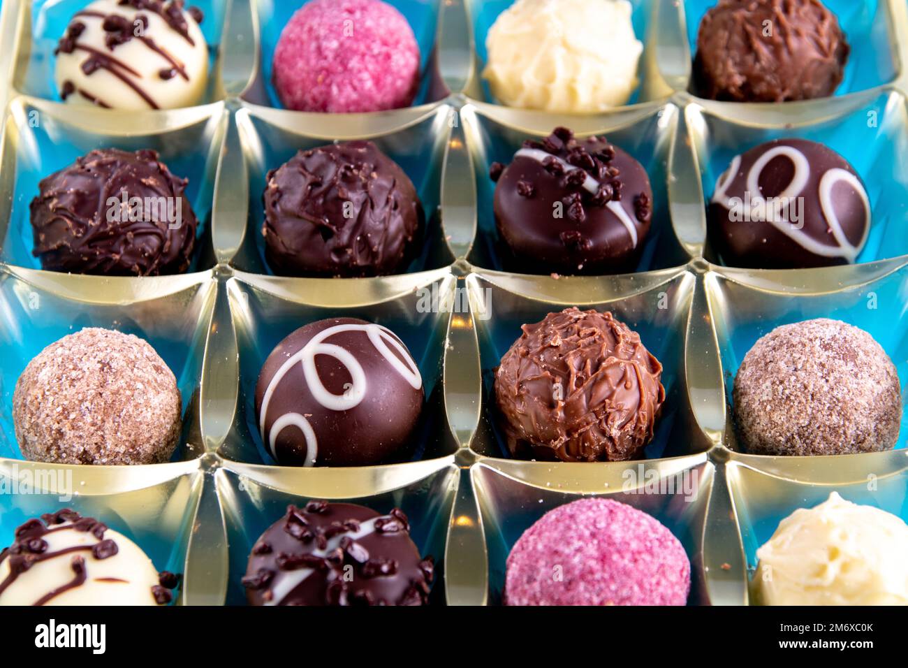 Nahaufnahme von Schokolade in einer Schachtel auf blauem Hintergrund Stockfoto