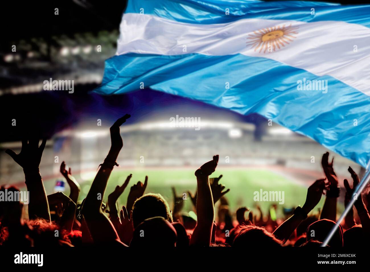 Fußballfans im Stadion und argentinische Flagge Stockfoto