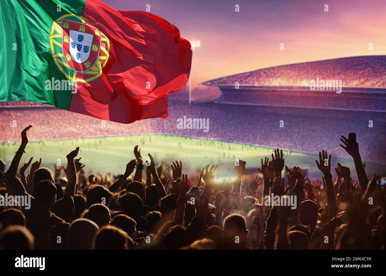 Fußball- oder Fußballfans und portugiesische Flagge Stockfoto