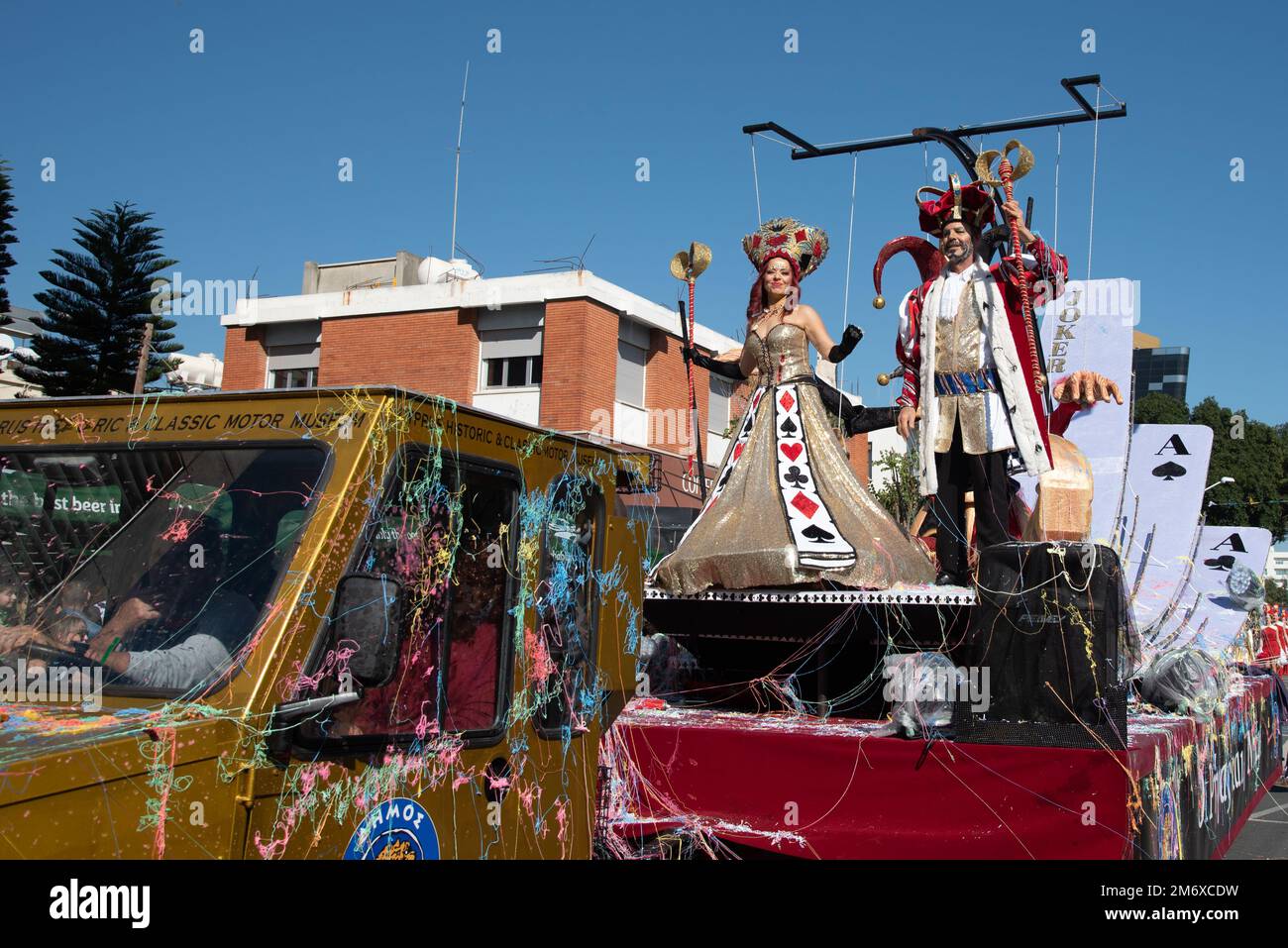 Glückliche Menschen in Teams in bunten Kostümen, die auf der berühmten limassol Carnival Parade in zypern auftreten Stockfoto