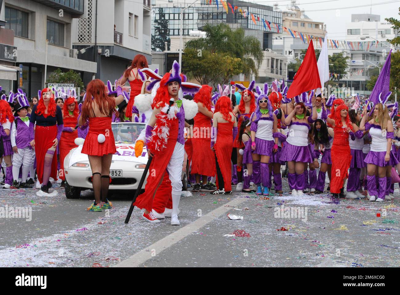 Glückliche Menschen in Teams in bunten Kostümen, die auf der berühmten karnevalsparade in limassol in der Stadt vorgeführt werden Stockfoto