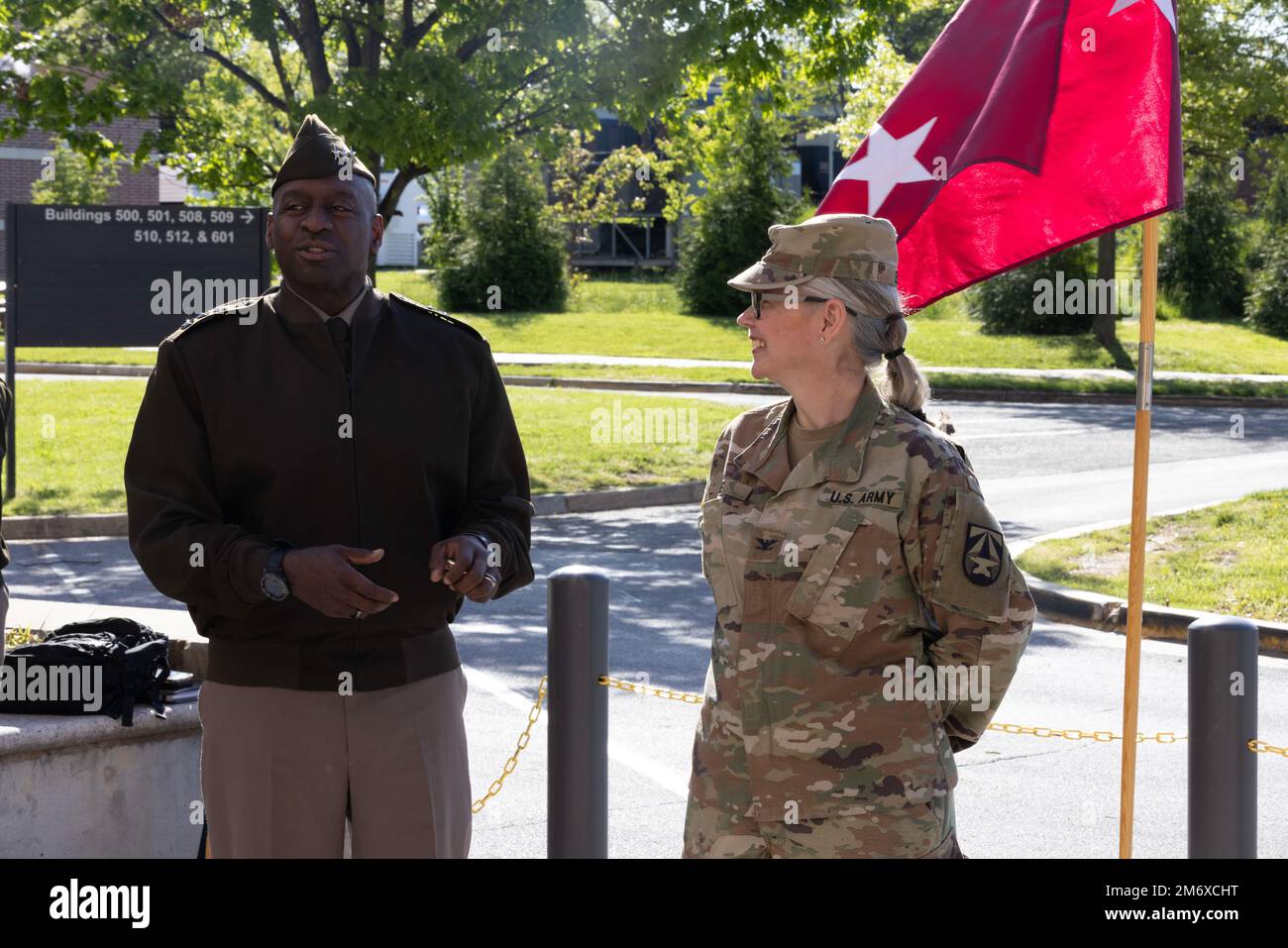 General der Armeechirurgie, Generalleutnant R. Scott Dingle, würdigt Oberst Christine Ege bei einem Besuch des Walter Reed Army Institute of Research am 10. Mai 2022. Während seines Besuchs würdigte Dingle mehrere Mitglieder des Teams WRAIR für ihre Leistungen. Stockfoto